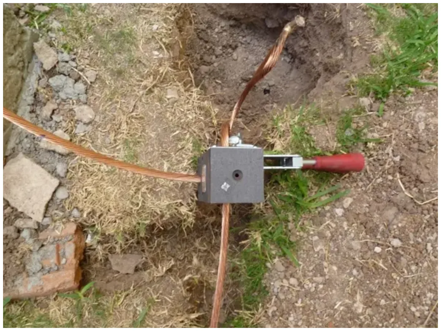 Electricista instalando Sistemas de tierra física Ensenada