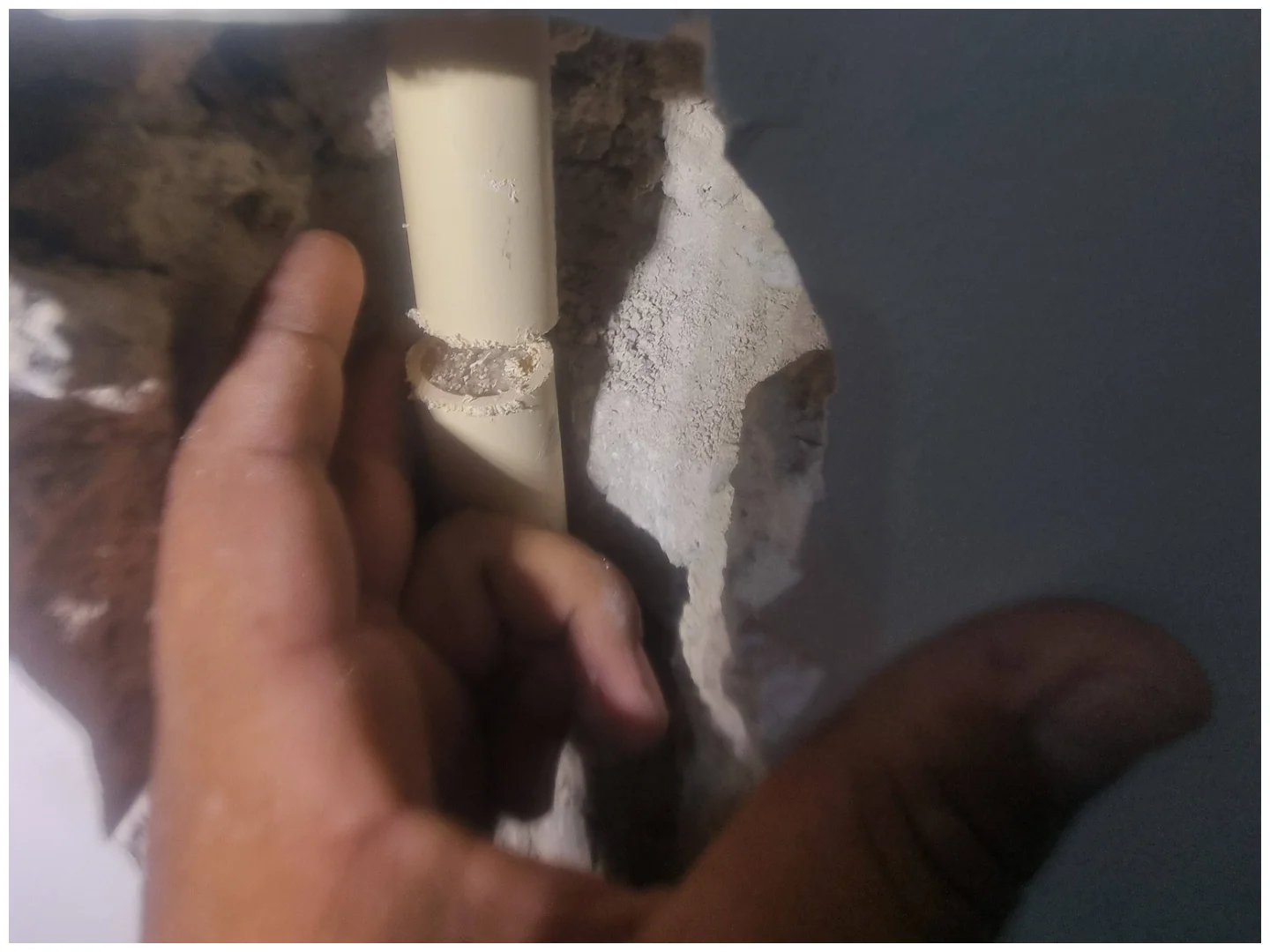 Tecnico haciendo Reparación de Fuga de Agua en Ensenada